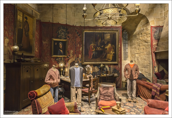 Гостиная факультета Гриффиндор (англ. Gryffindor Common Room).