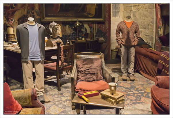 Гостиная представляет собой комнату отдыха – круглое уютное помещение, оформленное в красно-золотых тонах, где студенты Гриффиндора могут расслабиться, позаниматься, пообщаться во внеурочное время.