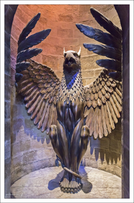 Вход в кабинет директора школы охраняет огромный грифон.