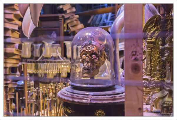 Череп, инкрустированный драгоценными камнями - явный предмет черной магии.