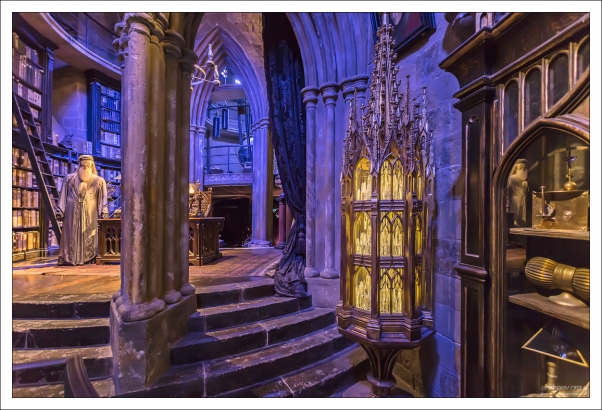 Кабинет Альбуса Дамблдора был заполнен разнообразными столиками с кручеными ножками, на которых умещались хрупкие серебряные приборы; одни постоянно трещали и звякали, другие пыхтели и выпускали струйки дыма.