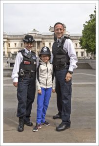 Саша с английскими полицейскими-бобби в центре Лондона.