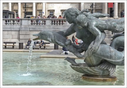 Русалка в одном из двух фонтанов на Трафальгарской площади.