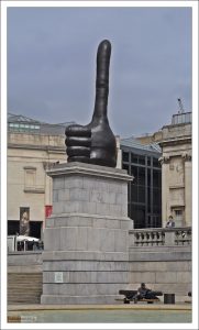 Семиметровая бронзовая скульптура руки с непомерно удлиненным большим пальцем.
Четвертый постамент - один из четырех, украшающих Трафальгарскую площадь в Лондоне, на котором выставляются произведения современных художников.
Автор скульптуры - британский концептуальный художник Дэвид Шригли.