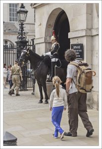 Один из двух конных гвардейцев у здания Королевской конюшни.