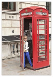 Красная телефонная будка. То ли портал из "Матрицы", то ли лифт в гарри-поттеровское Министерство Магии :)