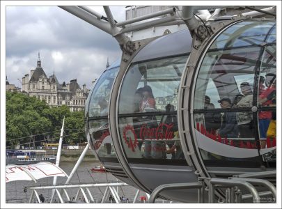 Всего на колесе обозрения 32 капсулы, по числу районов Лондона.