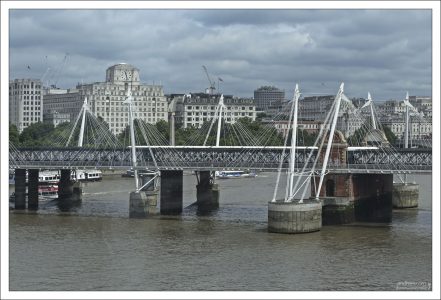 Здесь сразу три моста вместе: железнодорожный Хангерфордский мост, и два пешеходных вантовых, называемых "Мосты Золотого Юбилея".
Hungerford Bridge and Golden Jubilee Bridges.