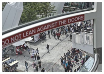 Надпись внутри кабинки колеса обозрения предупреждает о том, чтобы люди не прислонялись к дверям.