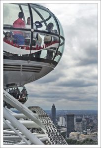 Колесо вращается с постоянной скоростью приблизительно 0,9 километра в час, а один полный оборот занимает 30 минут.