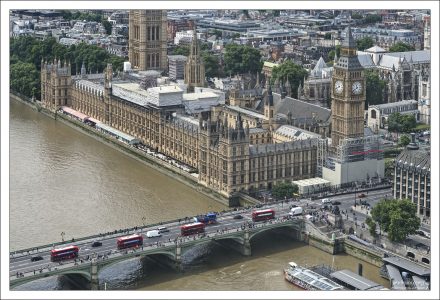 Красные даблдекеры, пересекающие Вестминстерский мост, напоминают яркие кирпичики Лего.