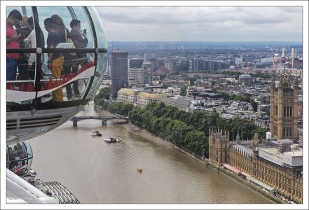 Через стенки капсулы наверху слышен завывающий ветер.