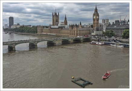 Вестминстерский мост через Темзу и ловушка для мусора.