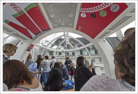 В одну капсулу помещается до 25 человек, но под завязку заполняют не всегда.