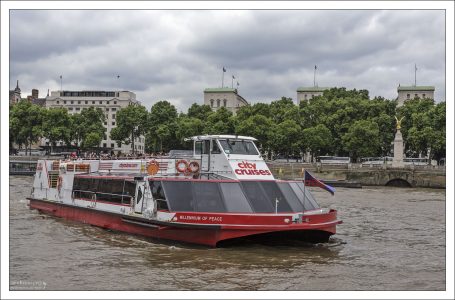Круизное судно отправляется в очередной заплыв по Темзе.