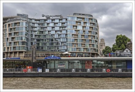 Пирс Tower Millennium Pier на Темзе.