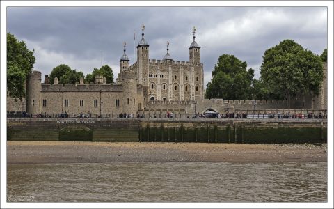 Лондонский Тауэр (англ. Tower of London) — крепость, стоящая на северном берегу Темзы, исторический центр Лондона, одно из старейших сооружений Англии, и один из главных символов Великобритании.