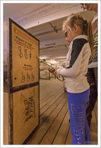 Саша практикуется в завязывании морских узлов на борту Катти Сарк.