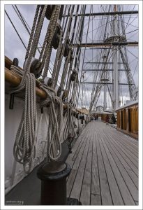 Конструктивно, судно Катти Сарк было композитным: железный набор, обшитый деревом. Обшивка выше ватерлинии — из тика, ниже ватерлинии — из особого вида вяза.