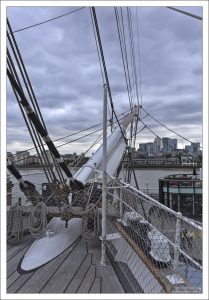 В переводе с шотландского «Cutty Sark» значит «Короткая рубашка». Название отсылает к прозвищу легендарной шотландской ведьмы Нэн «Короткая рубашка».