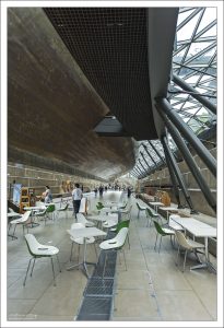 Кафе, устроенное прямо под клипером Катти Сарк.