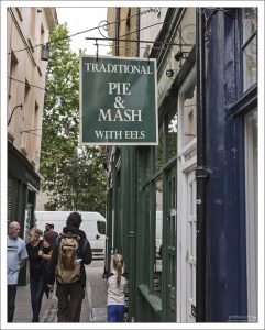 Pie and mash - пирог с пюре, с добавлением тушеных угрей - традиционная еда рабочего класса, происходящая из лондонского Ист-Энда.