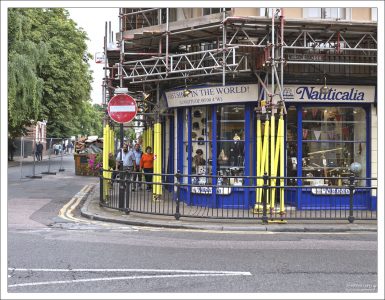 "Первый в мире магазин" - по расположению в нескольких метрах от нулевого меридиана в Гринвиче.