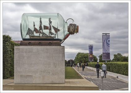 Арт-объект перед Национальным морским музеем в Гринвиче, представляющий собой уменьшенную точную копию корабля HMS Victory адмирала Нельсона.