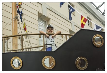 Саша на корабле внутри Национального морского музея в Гринвиче.