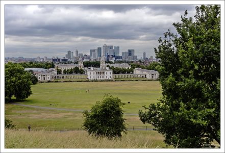 Вид с холма рядом с Королевской обсерваторией в Гринвиче на небоскребы Лондона.