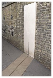 Гринвичский меридиан — меридиан, проходящий через ось пассажного инструмента Гринвичской обсерватории.
В 1884 году Международная меридианная конференция рекомендовала принять Гринвичский меридиан в качестве единого нулевого меридиана для всех стран.