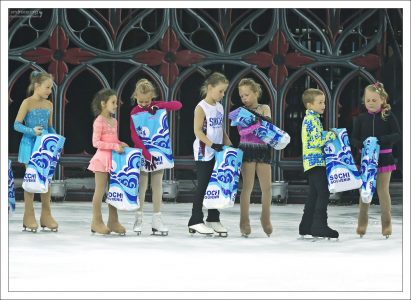 Дети с подарками после сборов по фигурному катанию в ледовом дворце "Айсберг", Сочи.