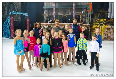 Дети с тренерами в "Айсберге".
