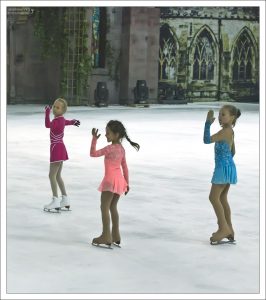 Группа младших девочек во время показательных выступлений.