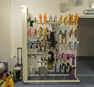 Сушилка для коньков в раздевалке.