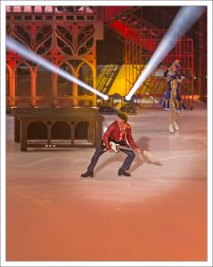 Роман Костомаров с гитарой на льду.