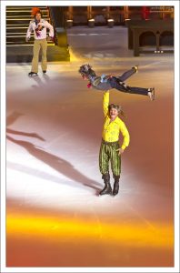 Алексей Тихонов (Пес) держит Марию Петрову (Кот) в поддержке на одной руке.