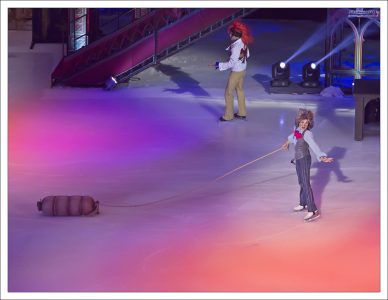 Маша Петрова с аппетитной колбасой.