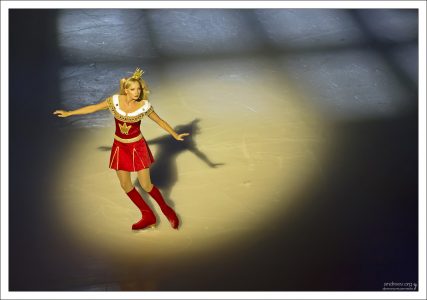 Драматическая часть шоу: Принцесса и тюремная решетка.