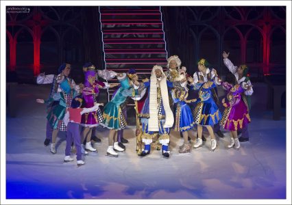 Король в отчаянии, придворные успокаивают.