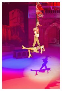 Опасный трюк от воздушных гимнастов.