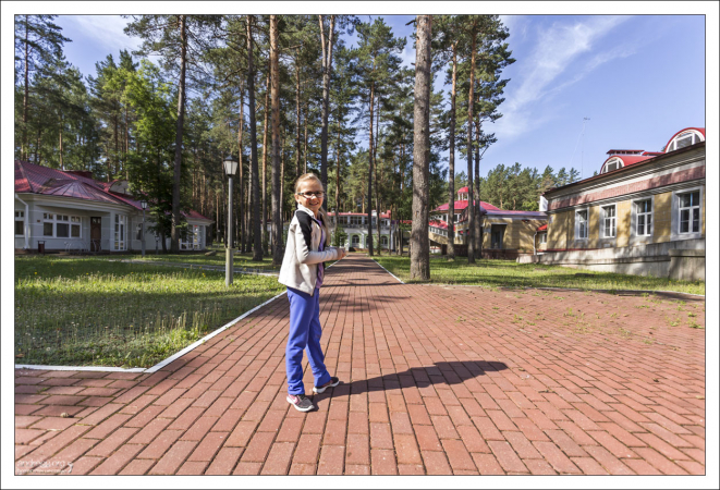 Саша на территории гостиничного комплекса "Огонек".