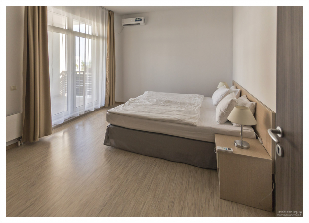 Спальня в трехкомнатном апартменте Имеретинский - Морской квартал.