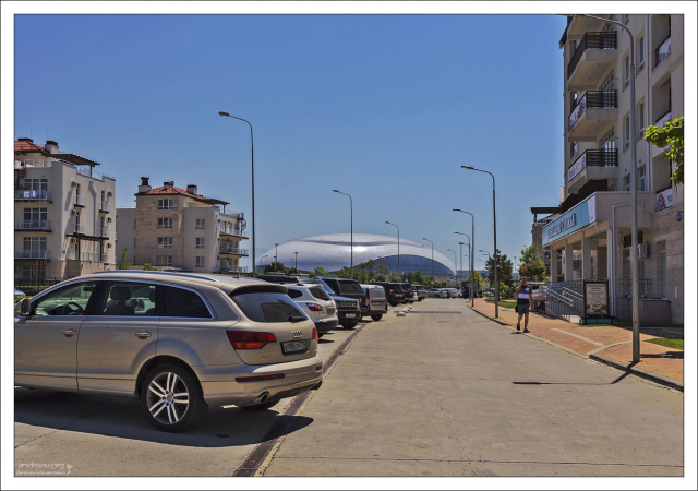 От дверей гостиницы виден Олимпийский парк.