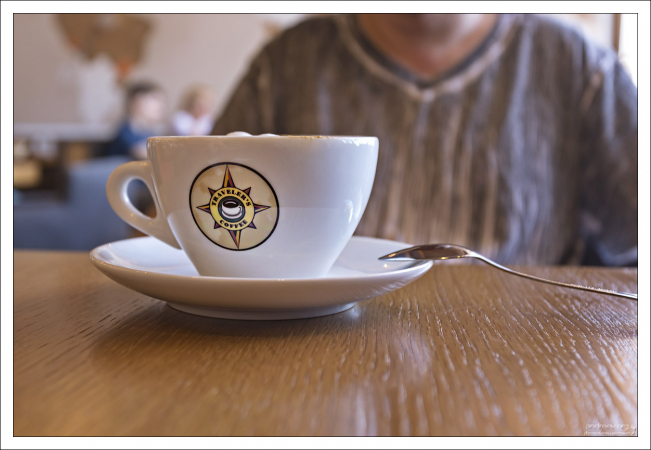 Утренняя чашка кофе в кафе рядом с гостиницей.