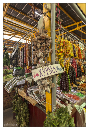 Связки сушеной хурмы.