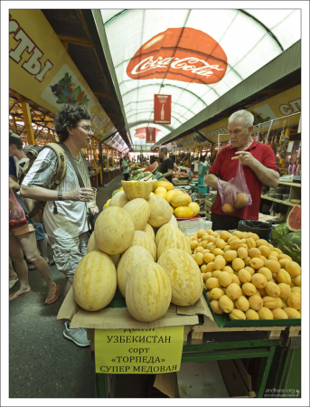 Фруктовые ряды на Адлеровском рынке.