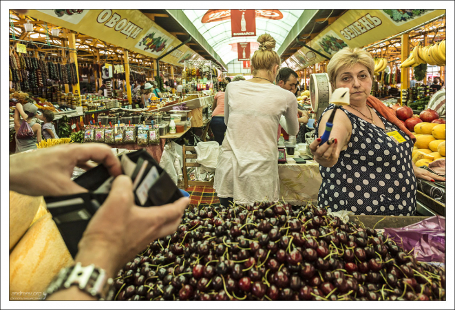 Продавцы активно подкармливают покупателей.