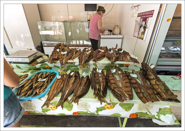 Ряды с копченой рыбой.