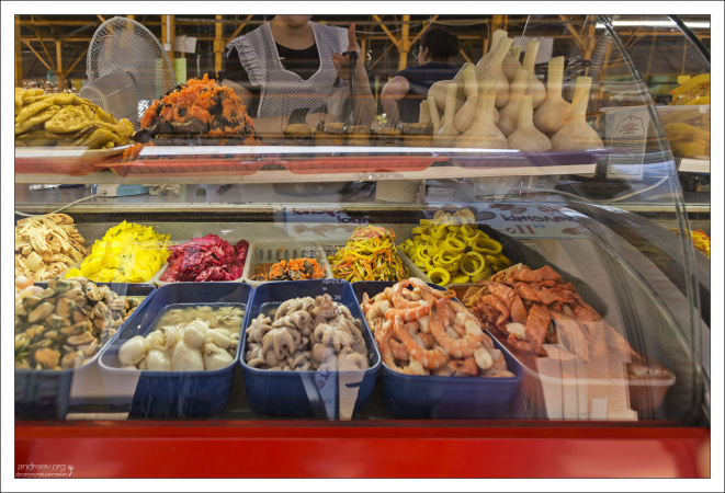 Прилавок с маринадами.